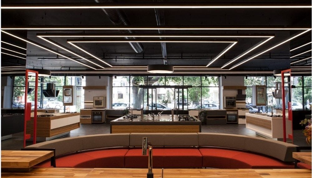 Showroomda sürekli hat lineer LED armatürlerle tavan aydınlatması